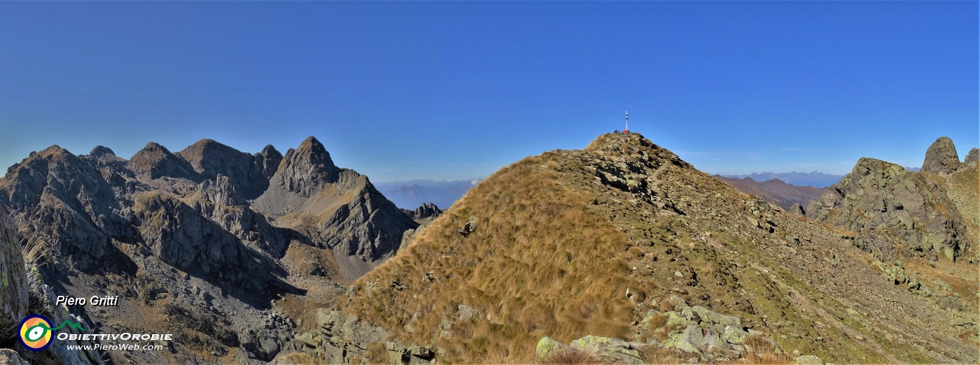 35 Cima Piazzotti al centro, costiera Tre Signori-Pizzo Trona a sx, Cima Piazzotti orientale e Torrione di Mezzaluna a dx.jpg